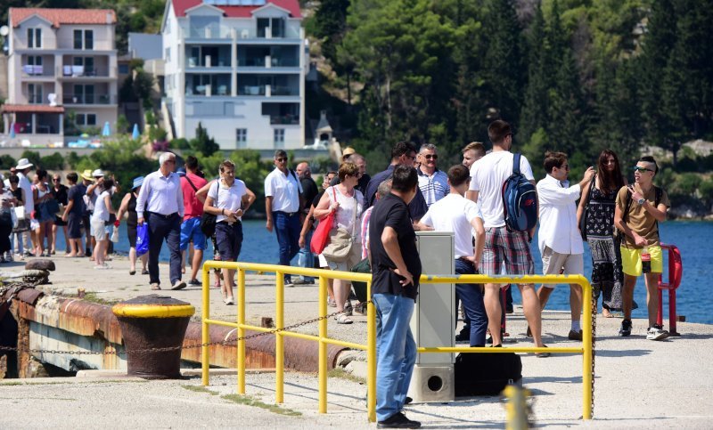 Građani su stigli katamaranom u Velu Luku na sprovod Olivera Dragojevića.