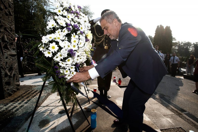 Milan Bandić na Mirogoju je položio vijence povodom Dana pobjede