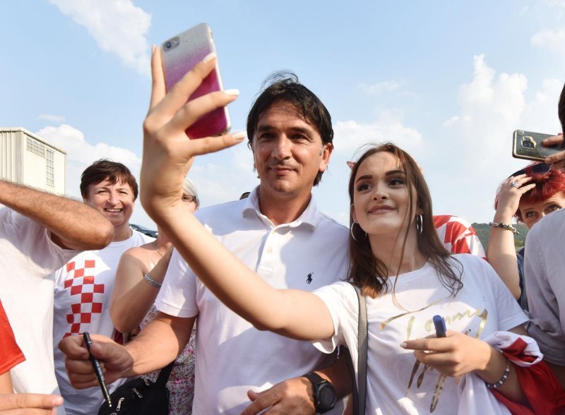 Zlatko Dalić uoči revijalne utakmice dijelio autograme i fotografirao se s obožavateljima