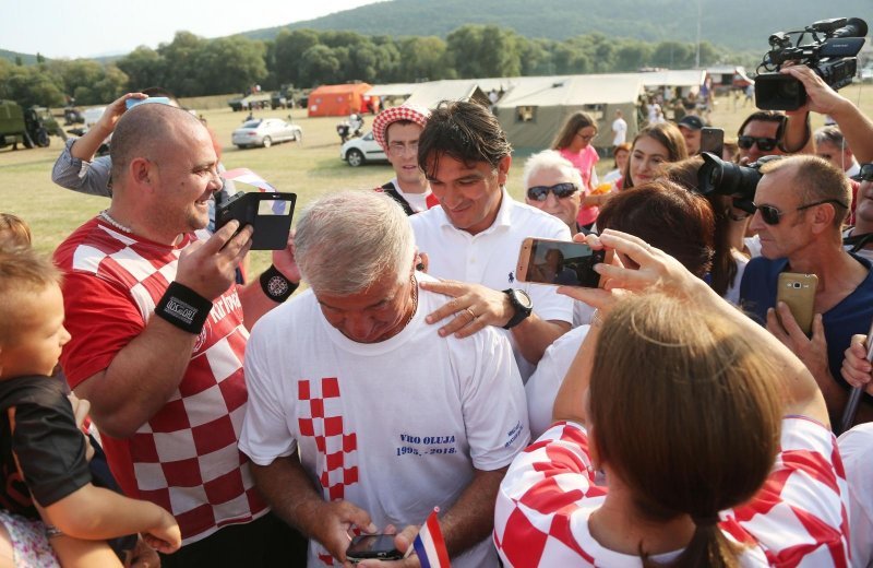 Zlatko Dalić uoči revijalne utakmice dijelio autograme i fotografirao se s obožavateljima