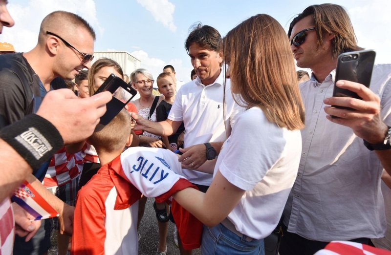 Zlatko Dalić uoči revijalne utakmice dijelio autograme i fotografirao se s obožavateljima