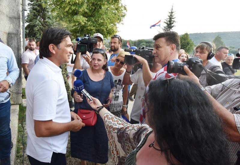 Zlatko Dalić uoči revijalne utakmice dijelio autograme i fotografirao se s obožavateljima