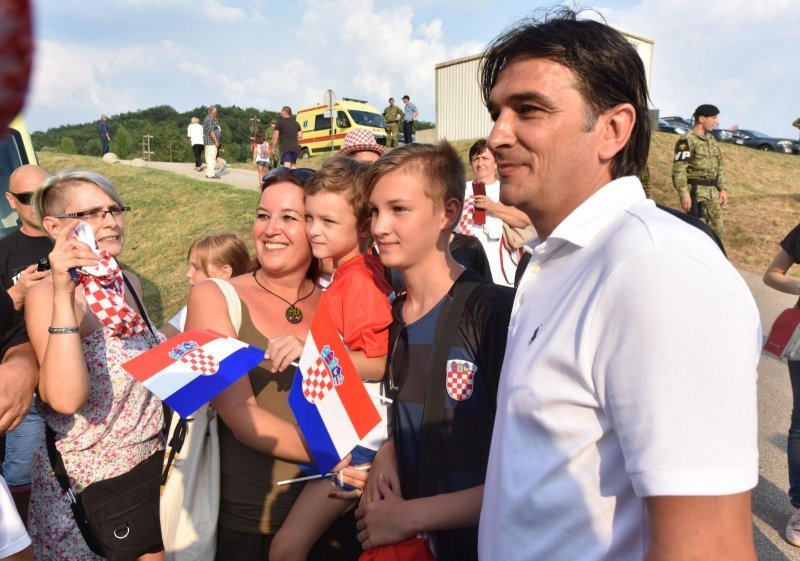 Zlatko Dalić uoči revijalne utakmice dijelio autograme i fotografirao se s obožavateljima