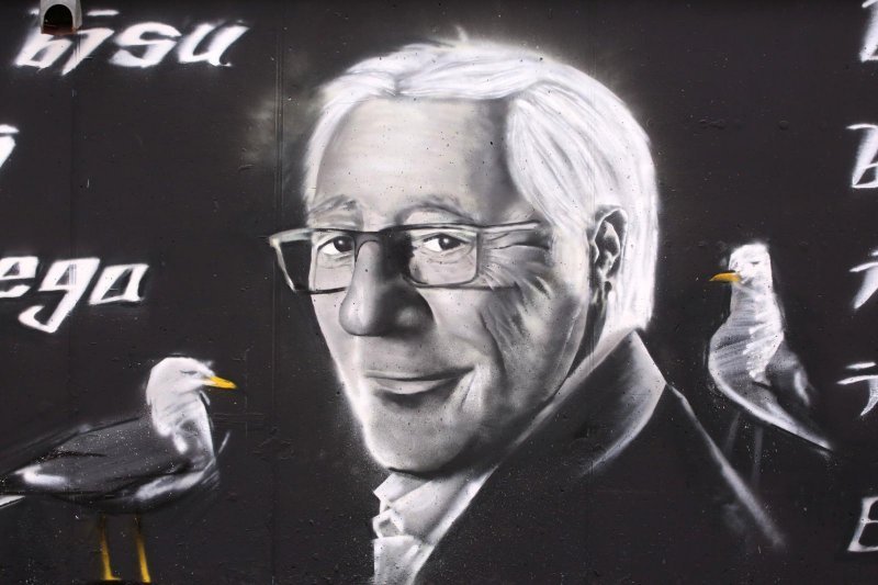 Trogir: Veliki mural posvećen Oliveru Dragojeviću predstavljen uz bakljadu