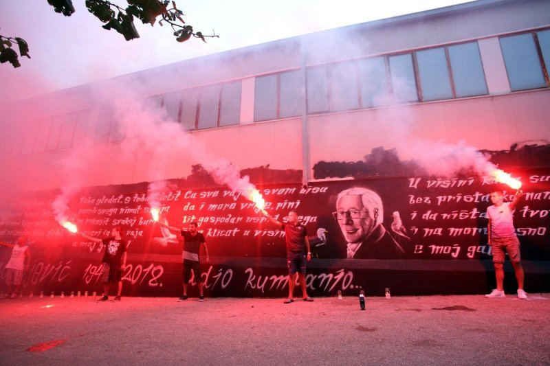 Trogir: Veliki mural posvećen Oliveru Dragojeviću predstavljen uz bakljadu