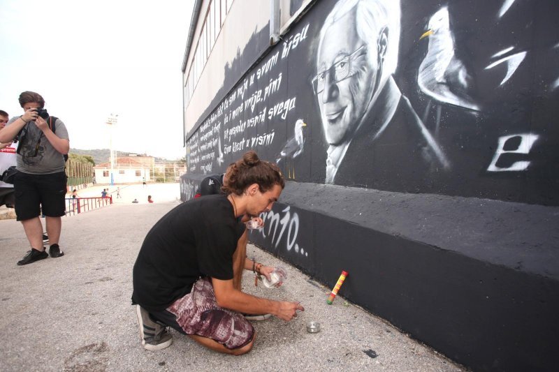 Trogir: Veliki mural posvećen Oliveru Dragojeviću predstavljen uz bakljadu