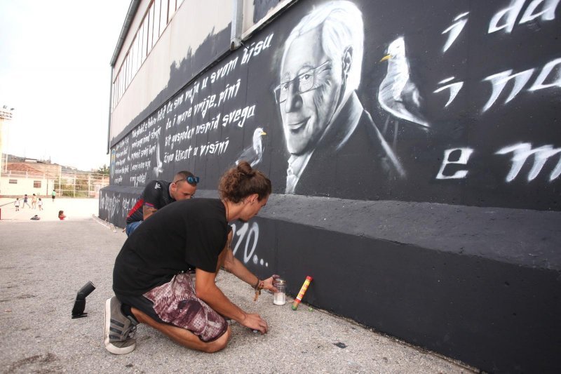 Trogir: Veliki mural posvećen Oliveru Dragojeviću predstavljen uz bakljadu