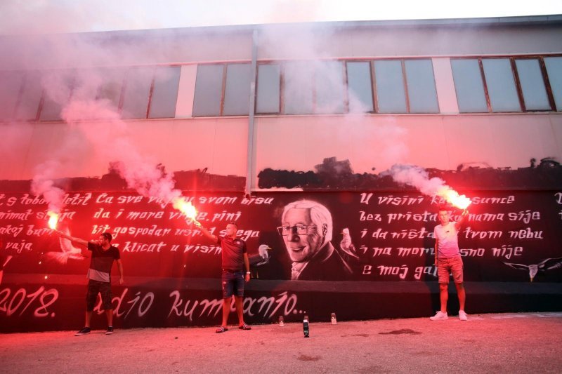 Trogir: Veliki mural posvećen Oliveru Dragojeviću predstavljen uz bakljadu