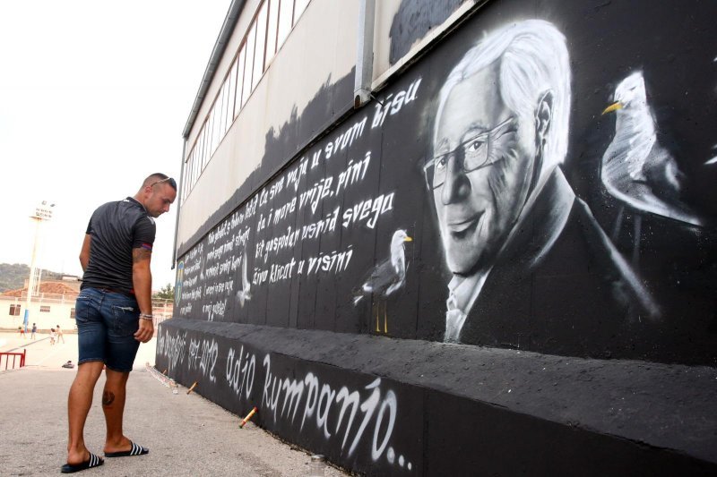 Trogir: Veliki mural posvećen Oliveru Dragojeviću predstavljen uz bakljadu