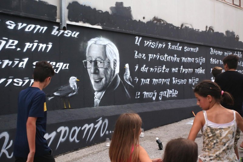 Trogir: Veliki mural posvećen Oliveru Dragojeviću predstavljen uz bakljadu