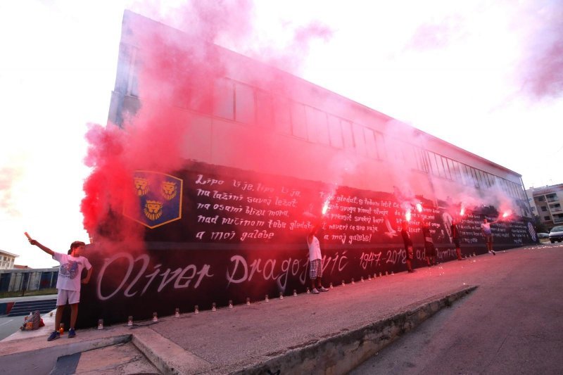 Trogir: Veliki mural posvećen Oliveru Dragojeviću predstavljen uz bakljadu