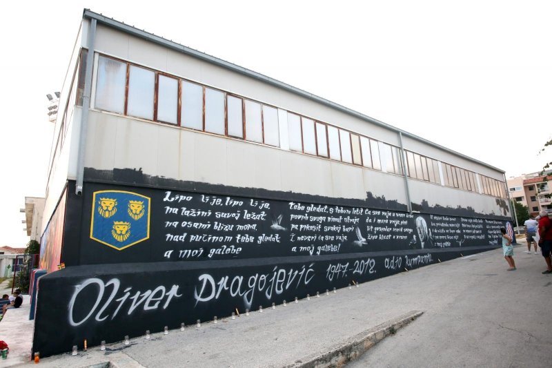 Trogir: Veliki mural posvećen Oliveru Dragojeviću predstavljen uz bakljadu