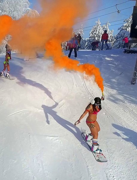 Djevojke skijaju u bikinijima