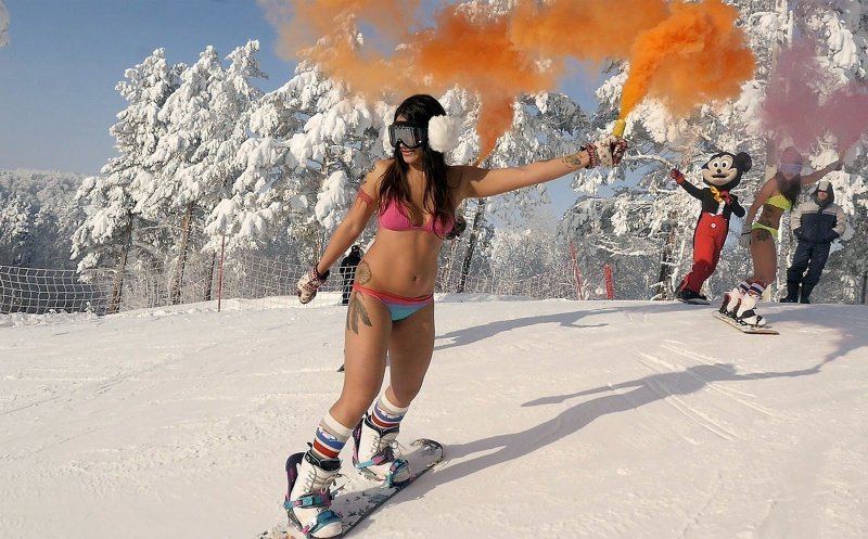 Djevojke skijaju u bikinijima