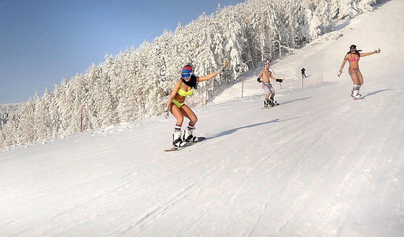 Djevojke skijaju u bikinijima