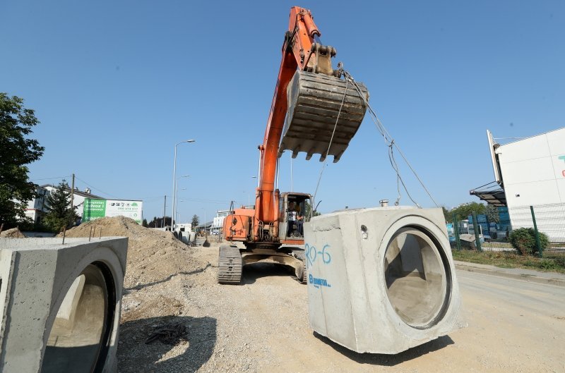 Postavljanje odvodnih cijevi za odvod oborinskih voda u Škorpikovoj