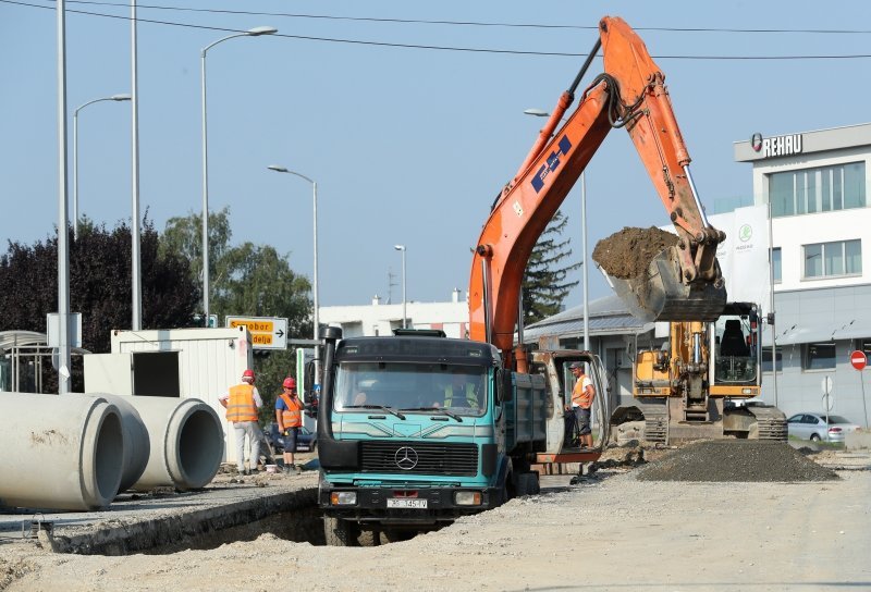 Postavljanje odvodnih cijevi za odvod oborinskih voda u Škorpikovoj