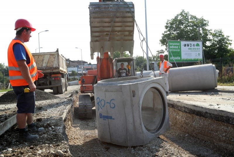 Postavljanje odvodnih cijevi za odvod oborinskih voda u Škorpikovoj