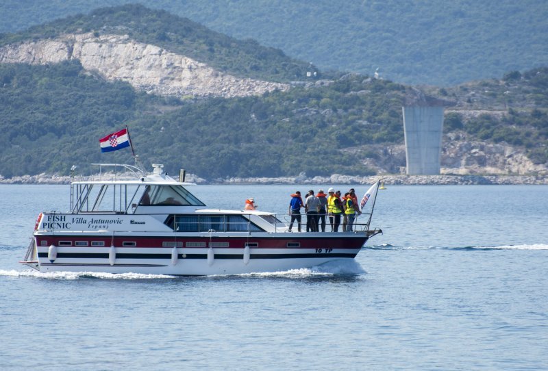 Kineski građevinari u pratnji hrvatske policije pregledali trasu budućeg mosta Pelješac