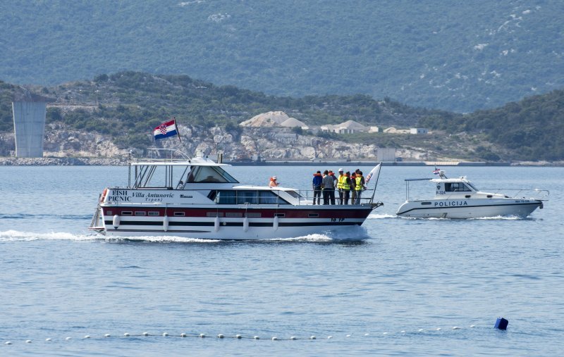 Kineski građevinari u pratnji hrvatske policije pregledali trasu budućeg mosta Pelješac