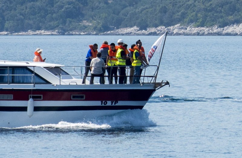 Kineski građevinari u pratnji hrvatske policije pregledali trasu budućeg mosta Pelješac