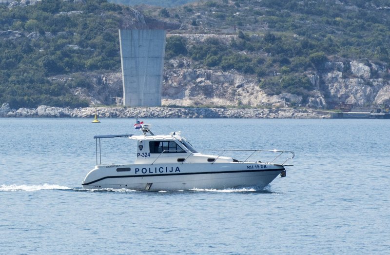 Kineski građevinari u pratnji hrvatske policije pregledali trasu budućeg mosta Pelješac