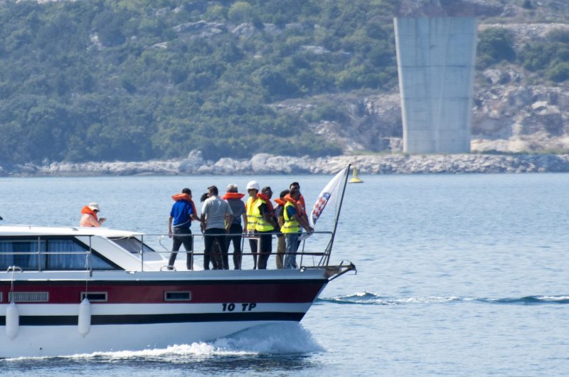 Kineski građevinari u pratnji hrvatske policije pregledali trasu budućeg mosta Pelješac