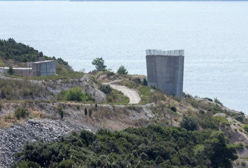 Kineski građevinari u pratnji hrvatske policije pregledali trasu budućeg mosta Pelješac