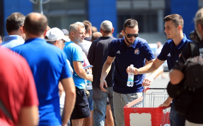 Danijel Zagorac i Amer Gojak dijele vodu navijačima