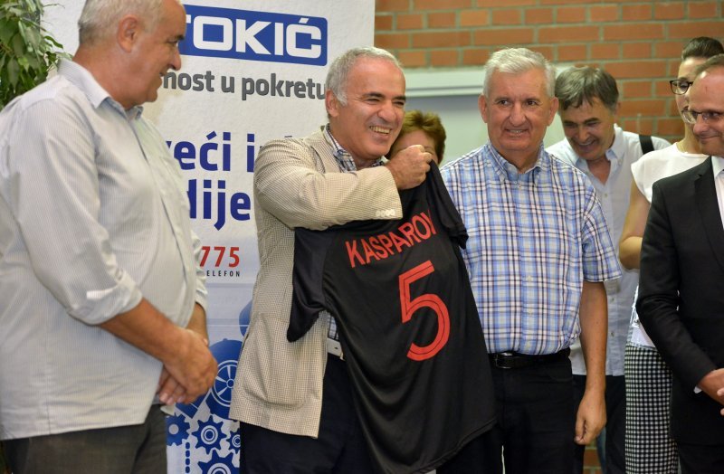 Kasparovu je uručen dres naše nogometne reprezentacije s njegovim imenom