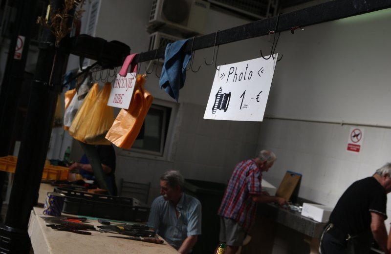 Fotografiranje čišćenja ribe u ribarnici naplaćuje se jedan euro