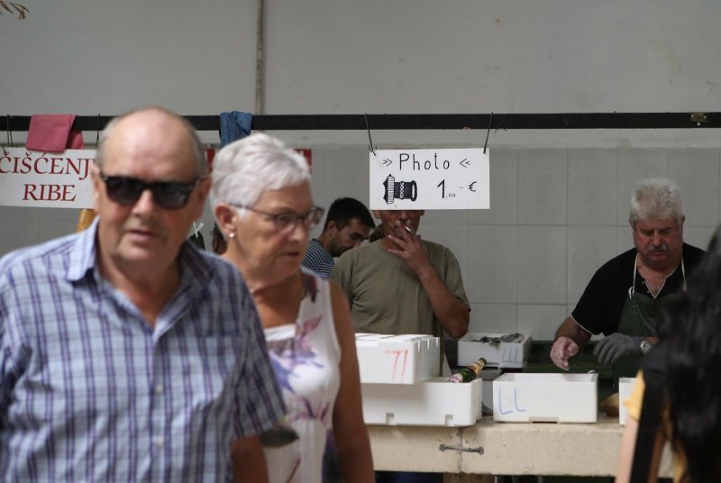 Fotografiranje čišćenja ribe u ribarnici naplaćuje se jedan euro