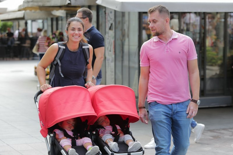 Mirna Medaković Stepinac s obitelji u šetnji gradom