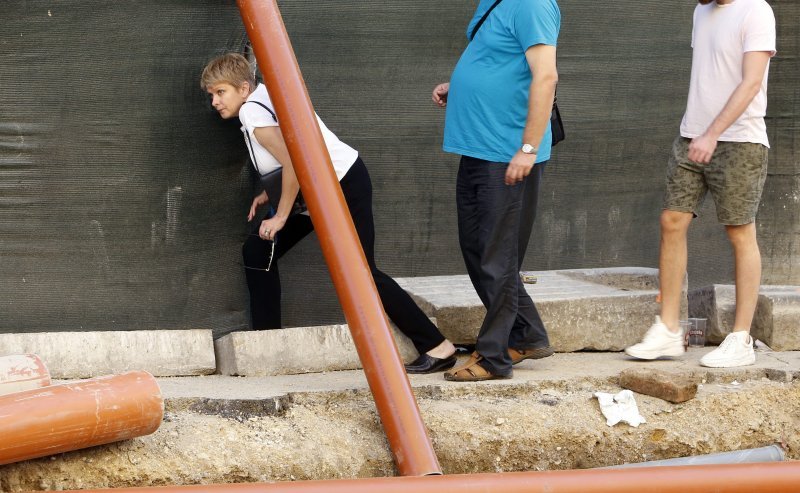 Zbog radova u Preradovićevoj pješacima je otežano kretanje ulicom.