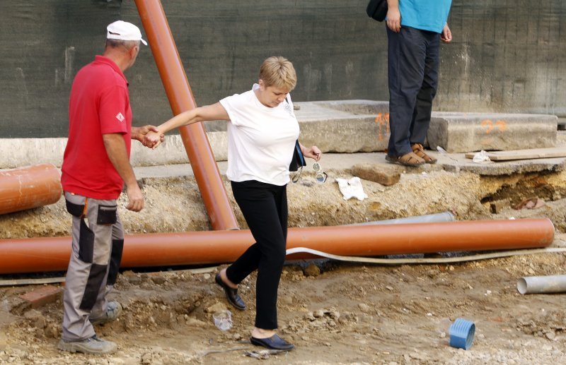 Zbog radova u Preradovićevoj pješacima je otežano kretanje ulicom.