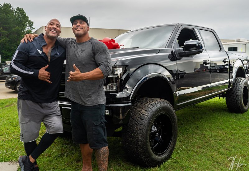 Dwayne Johnson sa svojim dublerom Tanoaijem Reedom