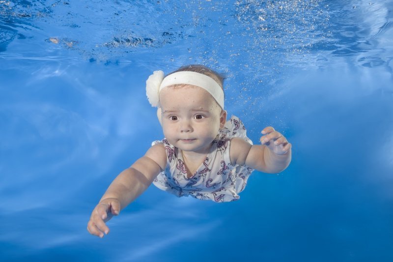 Bebe koje plivaju i rone