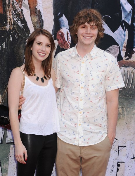 Emma Roberts i Evan Peters