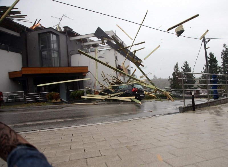 Ovaj prizor zabilježen je 11. studenog 2013. Jak vjetar u potpunosti je srušio krov luksuzne obiteljske kuće u Nemetovoj ulici u Zagrebu. Dijelovi krova letjeli su zrakom uništavajući automobile