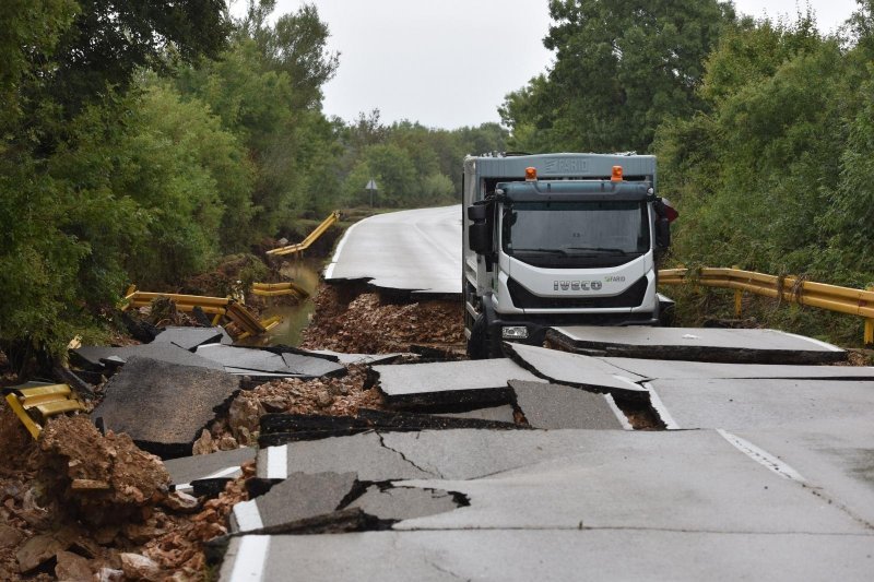Kamion ostao zarobljen u odronu ceste između Zadra i Ražanca tijekom velike poplave koja je u rujnu 2017. pogodila zadarsko područje