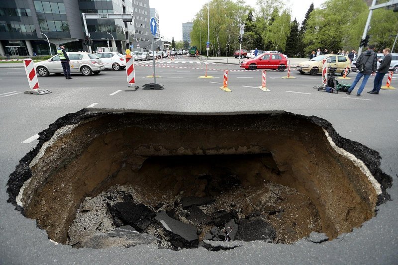 5. travnja 2016. na križanju Slavonske avenije i Marohnićeve ulice otvorila se rupa