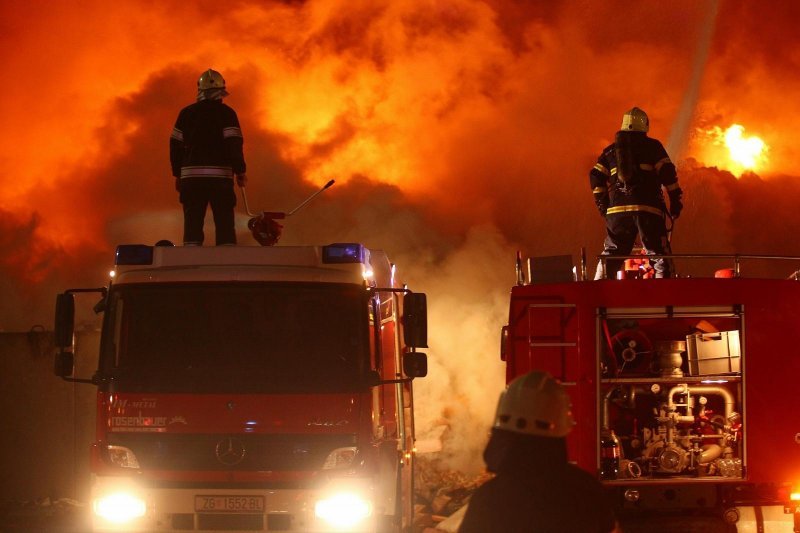 Borba vatrogasaca s požarom unutar pogona C.I.O.S.-a na zagrebačkom Jankomiru u svibnju 2017.