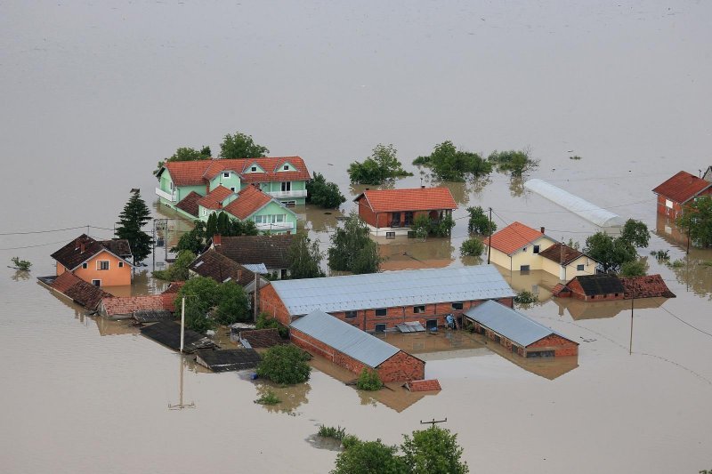 Probijeni nasipi preplavili najistočniji dio Vukovarsko-srijemske županije u svibnju 2014. Voda se na području Gunje popela do krovova kuća