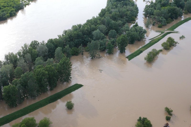 Puknuće nasipa koje je dovelo do katastrofalne poplave na području Gunje u svibnju 2014.