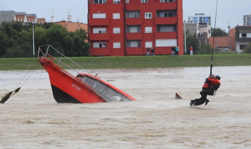 U rujnu 2010. zbog obilnih padalina izlila se rijeka Sava. Specijalci helikopterom spašavaju čovjeka s broda