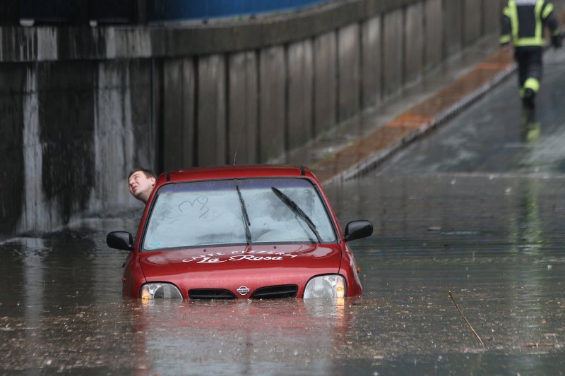 Vozilo ostalo u vodi pod podvožnjakom u Trpimirovoj ulici u Osijeku tijekom olujnog nevremena u svibnju 2013.