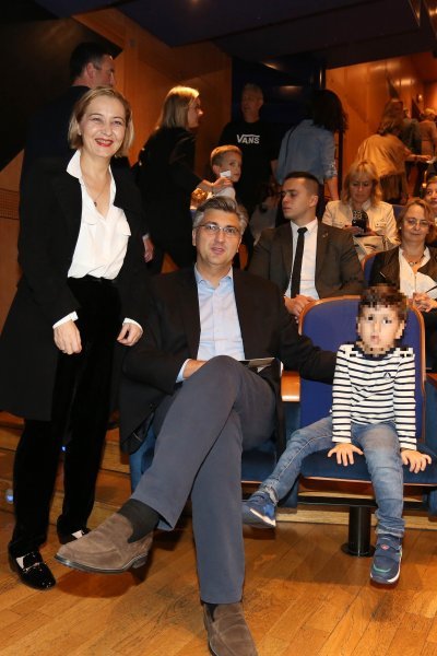 Andrej Plenković sa sinom na premijeri u ZKL-u