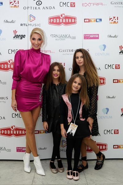 Ana Čagalj s kćerkama
