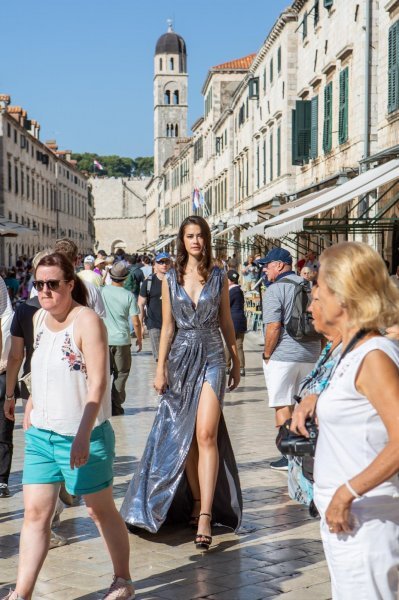 Miss Ivana Mundić-Dujmina visinom privlačila pažnju turista s Dalekog istoka