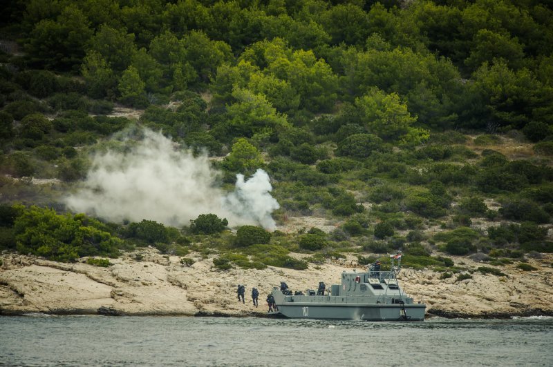 Pomorsko zračni desant i vatrena potpora pomorskim snagama na vojnom poligonu Žirje